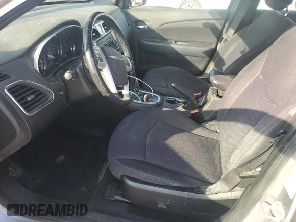 2013 Chrysler 200 Touring z VIN 1C3CCBBG7DN723383, wystawiony jako Copart lot #53302135 z przebiegiem 139 637 mil mil oraz Szkoda całkowita • Salvage title. Historia ofert i sprzedaży dostępna na DreamBid. Obrazek 7.