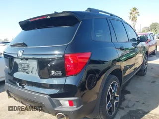 2023 Honda Passport Elite z VIN 5FNYF8H01PB005725, wystawiony jako IAAI lot #41457435 z przebiegiem 39 562 mil mil oraz . Historia ofert i sprzedaży dostępna na DreamBid. Obrazek 4.