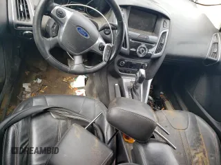 2014 Ford Focus Titanium z VIN 1FADP3N23EL365678, wystawiony jako Copart lot #64418025 z przebiegiem Nie podano mil oraz Czysty tytuł • Clean title. Historia ofert i sprzedaży dostępna na DreamBid. Obrazek 8.