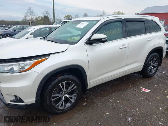 2016 Toyota Highlander XLE z VIN 5TDJKRFH4GS323202, wystawiony jako IAAI lot #42026959 z przebiegiem 135 430 mil mil oraz . Historia ofert i sprzedaży dostępna na DreamBid. Obrazek 2.