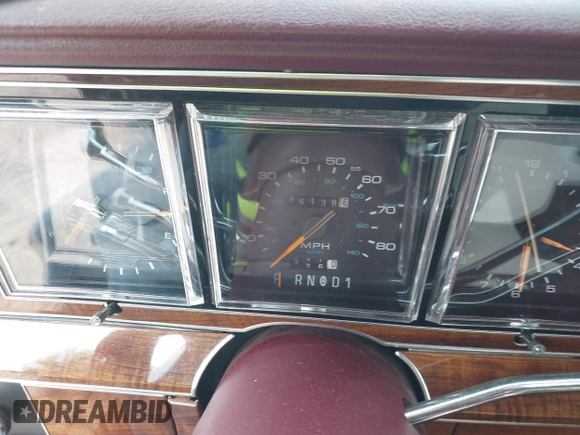 1989 Lincoln Town Car z VIN 1LNBM81F5KY813302, wystawiony jako IAAI lot #42412831 z przebiegiem 76 138 mil mil oraz . Historia ofert i sprzedaży dostępna na DreamBid. Obrazek 7.