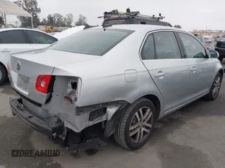 2005 Volkswagen Jetta z VIN 3VWDG71K85M603060, wystawiony jako IAAI lot #42106030 z przebiegiem 152 666 mil mil oraz . Historia ofert i sprzedaży dostępna na DreamBid. Obrazek 4.