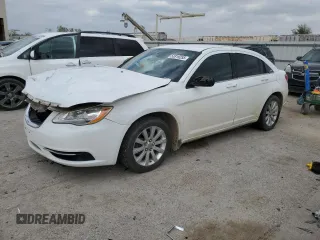 2012 Chrysler 200 Touring z VIN 1C3CCBBB9CN301599, wystawiony jako Copart lot #53319255 z przebiegiem 169 180 mil mil oraz Szkody całkowita. Historia ofert i sprzedaży dostępna na DreamBid. Obrazek 1.