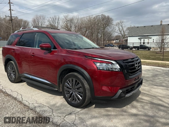 2023 Nissan Pathfinder Platinum z VIN 5N1DR3DH1PC265961, wystawiony jako Copart lot #50937965 z przebiegiem 20 268 mil mil oraz Czysty tytuł • Clean title. Historia ofert i sprzedaży dostępna na DreamBid. Obrazek 1.