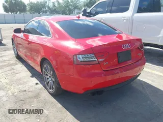 2012 Audi A5 Premium Plus z VIN WAULFAFR7CA027425, wystawiony jako IAAI lot #42270842 z przebiegiem 155 545 mil mil oraz . Historia ofert i sprzedaży dostępna na DreamBid. Obrazek 3.