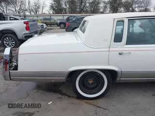 1991 Cadillac Brougham z VIN 1G6DW5470MR718950, wystawiony jako IAAI lot #41726864 z przebiegiem 207 324 mil mil oraz . Historia ofert i sprzedaży dostępna na DreamBid. Obrazek 20.