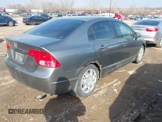 2006 Honda Civic LX z VIN 1HGFA16556L053589, wystawiony jako IAAI lot #41711938 z przebiegiem 230 523 mil mil oraz . Historia ofert i sprzedaży dostępna na DreamBid. Obrazek 4.