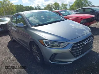 2017 Hyundai Elantra SE z VIN 5NPD84LF0HH064572, wystawiony jako IAAI lot #42007012 z przebiegiem 104 853 mil mil oraz . Historia ofert i sprzedaży dostępna na DreamBid. Obrazek 1.