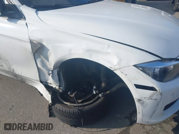 2015 BMW 3 Series 320i xDrive с VIN WBA3C3G55FNS75282, выставлен на аукционе IAAI как лот 41336850 с пробегом 120 856 миль миль и . История ставок и продаж доступна на DreamBid. Изображение 6.