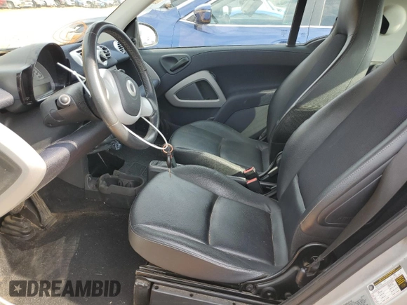 2015 Smart fortwo Passion z VIN WMEEJ3BA3FK809467, wystawiony jako Copart lot #50590865 z przebiegiem 83 821 mil mil oraz Szkody całkowita. Historia ofert i sprzedaży dostępna na DreamBid. Obrazek 7.