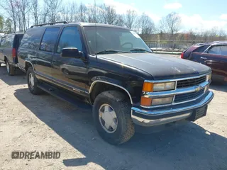 1996 Chevrolet Suburban z VIN 3GNFK16R3TG131124, wystawiony jako IAAI lot #41880469 z przebiegiem 362 609 mil mil oraz . Historia ofert i sprzedaży dostępna na DreamBid. Obrazek 1.