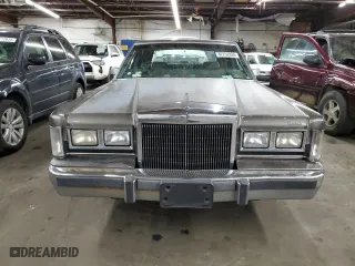 1988 Lincoln Town Car with VIN 1LNBM81F2JY843033, listed as a Copart auction lot 82252834 with 32,269 mi miles and Clean Title. Bid and sale history available at carsss.com. Image 5.