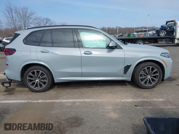 2024 BMW X5 xDrive40i z VIN 5UX23EU06R9U85520, wystawiony jako IAAI lot #41785217 z przebiegiem Nie podano mil oraz . Historia ofert i sprzedaży dostępna na DreamBid. Obrazek 14.