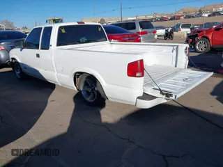 2000 Chevrolet S-10 LS with VIN 1GCCS1953Y8265178, listed as a IAAI auction lot 41309075 with 206,846 mi miles. Bid and sale history available at carsss.com. Image 3.