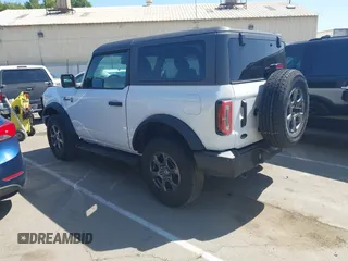 2021 Ford Bronco z VIN 1FMDE5AP9MLA72598, wystawiony jako IAAI lot #42153810 z przebiegiem 45 694 mil mil oraz . Historia ofert i sprzedaży dostępna na DreamBid. Obrazek 3.