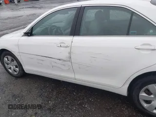 2008 Toyota Camry LE z VIN 4T1BE46K48U779901, wystawiony jako IAAI lot #42351250 z przebiegiem 44 784 mil mil oraz . Historia ofert i sprzedaży dostępna na DreamBid. Obrazek 6.