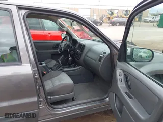 2006 Ford Escape XLS with VIN 1FMYU92ZX6KB10330, listed as a IAAI auction lot 41855529 with 249,548 mi miles. Bid and sale history available at carsss.com. Image 5.