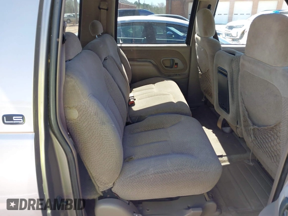 1999 Chevrolet Suburban with VIN 3GNEC16R1XG198724, listed as a IAAI auction lot 41812563 with 207,922 mi miles. Bid and sale history available at carsss.com. Image 8.