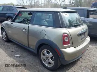 2010 MINI Hardtop z VIN WMWMF3C52ATZ61026, wystawiony jako IAAI lot #42117874 z przebiegiem 121 080 mil mil oraz . Historia ofert i sprzedaży dostępna na DreamBid. Obrazek 3.