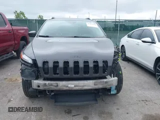 2015 Jeep Cherokee Latitude z VIN 1C4PJMCS1FW512422, wystawiony jako IAAI lot #42365358 z przebiegiem 139 521 mil mil oraz . Historia ofert i sprzedaży dostępna na DreamBid. Obrazek 13.