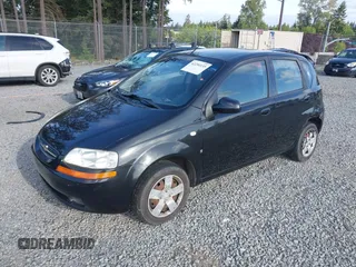 2007 Chevrolet Aveo LS z VIN KL1TD66697B739406, wystawiony jako IAAI lot #42254135 z przebiegiem 95 369 mil mil oraz . Historia ofert i sprzedaży dostępna na DreamBid. Obrazek 2.