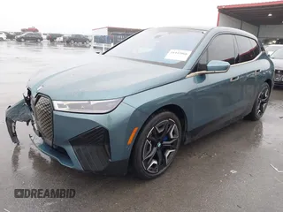2022 BMW iX xDrive50 z VIN WB523CF03NCK45675, wystawiony jako IAAI lot #41443866 z przebiegiem 21 923 mil mil oraz . Historia ofert i sprzedaży dostępna na DreamBid. Obrazek 2.