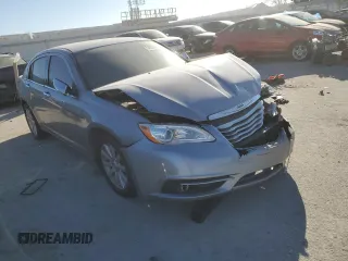 2014 Chrysler 200 Limited z VIN 1C3CCBCG3EN176547, wystawiony jako Copart lot #84256164 z przebiegiem 116 432 mil mil oraz Szkody całkowita. Historia ofert i sprzedaży dostępna na DreamBid. Obrazek 4.