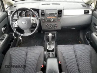 2012 Nissan Versa S z VIN 3N1BC1CP7CK804908, wystawiony jako Copart lot #50789765 z przebiegiem 125 322 mil mil oraz Szkody całkowita. Historia ofert i sprzedaży dostępna na DreamBid. Obrazek 8.