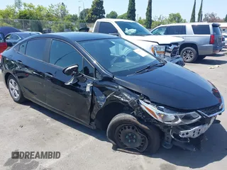 2017 Chevrolet Cruze LS z VIN 1G1BC5SM6H7167049, wystawiony jako IAAI lot #42348353 z przebiegiem 114 721 mil mil oraz . Historia ofert i sprzedaży dostępna na DreamBid. Obrazek 1.