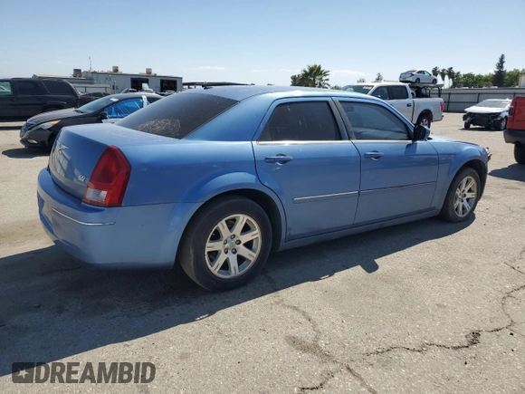 2007 Chrysler 300 Touring z VIN 2C3KA53G17H846188, wystawiony jako Copart lot #56031625 z przebiegiem 121 198 mil mil oraz Szkoda całkowita • Salvage title. Historia ofert i sprzedaży dostępna na DreamBid. Obrazek 3.