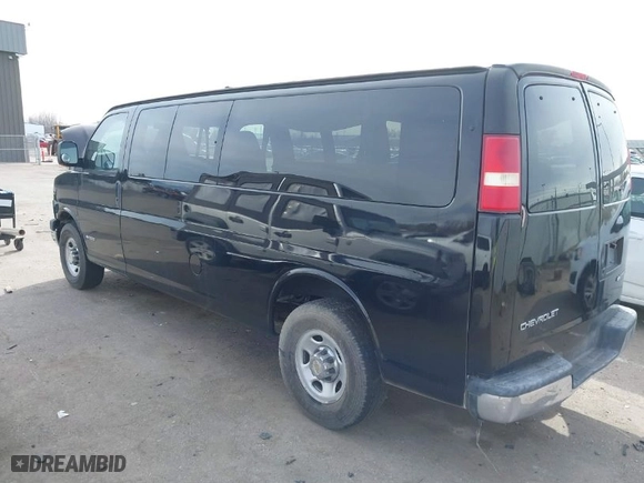2004 Chevrolet Express Passenger with VIN 1GAHG39U641170703, listed as a IAAI auction lot 41745878 with 194,636 mi miles. Bid and sale history available at carsss.com. Image 3.