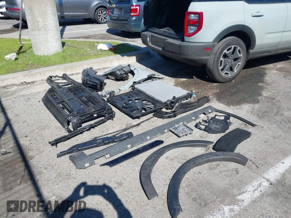 2024 Ford Bronco Sport Outer Banks z VIN 3FMCR9C60RRE22396, wystawiony jako IAAI lot #41671001 z przebiegiem 8 733 mil mil oraz . Historia ofert i sprzedaży dostępna na DreamBid. Obrazek 19.