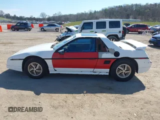 1986 Pontiac Fiero z VIN 1G2PF3790GP231392, wystawiony jako IAAI lot #41870267 z przebiegiem 156 718 mil mil oraz . Historia ofert i sprzedaży dostępna na DreamBid. Obrazek 14.