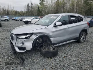 2018 BMW X1 xDrive28i z VIN WBXHT3C37J3H31628, wystawiony jako Copart lot #57465115 z przebiegiem Nie podano mil oraz Szkoda całkowita • Salvage title. Historia ofert i sprzedaży dostępna na DreamBid. Obrazek 1.