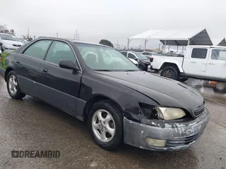 1998 Lexus ES 300 Luxury Sport Sdn with VIN JT8BF28GXW5051374, listed as a IAAI auction lot 41581120 with 186,245 mi miles. Bid and sale history available at carsss.com. Image 1.