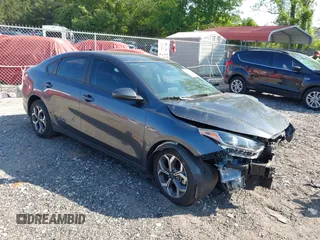 2020 Kia Forte LXS z VIN 3KPF24AD2LE221947, wystawiony jako IAAI lot #42154103 z przebiegiem 61 078 mil mil oraz . Historia ofert i sprzedaży dostępna na DreamBid. Obrazek 1.