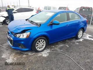 2018 Chevrolet Sonic LT z VIN 1G1JD5SHXJ4120089, wystawiony jako IAAI lot #41447426 z przebiegiem 42 931 mil mil oraz . Historia ofert i sprzedaży dostępna na DreamBid. Obrazek 2.