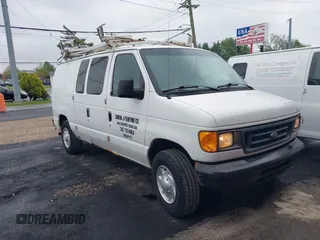 2007 Ford Econoline Cargo Commercial z VIN 1FTNE24L57DA71009, wystawiony jako IAAI lot #42333263 z przebiegiem 184 489 mil mil oraz . Historia ofert i sprzedaży dostępna na DreamBid. Obrazek 1.