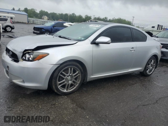 2008 Scion tC Spec z VIN JTKDE167280259526, wystawiony jako Copart lot #57526575 z przebiegiem 164 428 mil mil oraz Szkoda całkowita • Salvage title. Historia ofert i sprzedaży dostępna na DreamBid. Obrazek 1.