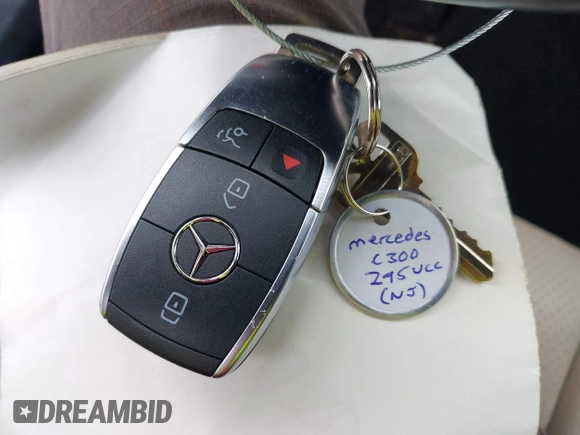 2019 Mercedes-Benz C 300 z VIN 55SWF8EB5KU300556, wystawiony jako IAAI lot #42367723 z przebiegiem 68 335 mil mil oraz . Historia ofert i sprzedaży dostępna na DreamBid. Obrazek 11.