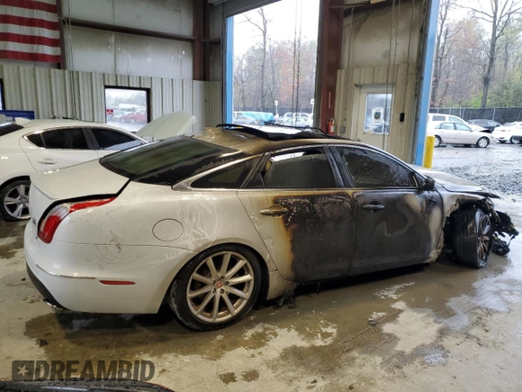 2016 Jaguar XJ R-Sport z VIN SAJWJ1CD8G8W02055, wystawiony jako Copart lot #52135285 z przebiegiem Nie podano mil oraz Nie do naprawy • Non repairable. Historia ofert i sprzedaży dostępna na DreamBid. Obrazek 3.