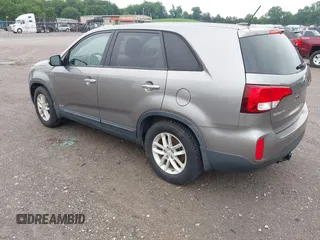 2014 Kia Sorento LX z VIN 5XYKTCA63EG503298, wystawiony jako IAAI lot #42372695 z przebiegiem 106 711 mil mil oraz . Historia ofert i sprzedaży dostępna na DreamBid. Obrazek 3.