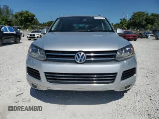 2014 Volkswagen Touareg Sport with VIN WVGEF9BP8ED005445, listed as a Copart auction lot 53694215 with 194,711 mi miles and Salvage Title. Bid and sale history available at DreamBid. Image 5.