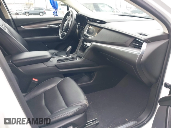 2017 Cadillac XT5 Premium Luxury FWD z VIN 1GYKNCRS3HZ307728, wystawiony jako IAAI lot #42203542 z przebiegiem 50 433 mil mil oraz . Historia ofert i sprzedaży dostępna na DreamBid. Obrazek 5.