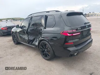 2024 BMW X7 xDrive40i z VIN 5UX23EM01R9V59412, wystawiony jako IAAI lot #41890300 z przebiegiem 11 867 mil mil oraz . Historia ofert i sprzedaży dostępna na DreamBid. Obrazek 3.