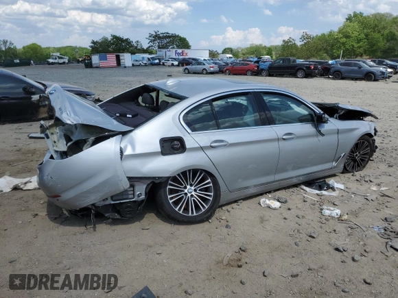 2020 BMW 5 Series 530i z VIN WBAJR3C06LWW60422, wystawiony jako Copart lot #55393945 z przebiegiem Nie podano mil oraz Tytuł czysty. Historia ofert i sprzedaży dostępna na DreamBid. Obrazek 3.