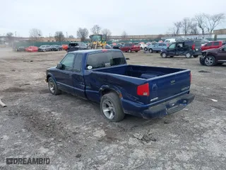 2003 Chevrolet S-10 with VIN 1GCCS19H938235539, listed as a IAAI auction lot 41619672 with 223,699 mi miles. Bid and sale history available at carsss.com. Image 3.