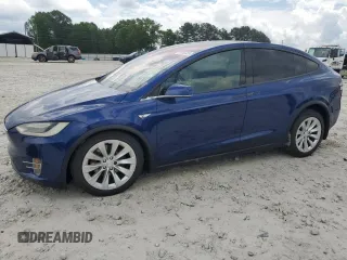 2016 Tesla Model X 70D z VIN 5YJXCBE27GF007972, wystawiony jako Copart lot #53945325 z przebiegiem 83 395 mil mil oraz Szkody całkowita. Historia ofert i sprzedaży dostępna na DreamBid. Obrazek 1.