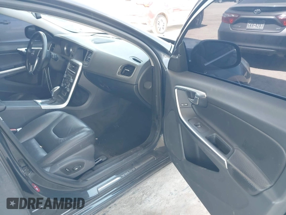 2013 Volvo S60 T5 Premier z VIN YV1612FS4D2217471, wystawiony jako IAAI lot #41986419 z przebiegiem 96 910 mil mil oraz . Historia ofert i sprzedaży dostępna na DreamBid. Obrazek 5.