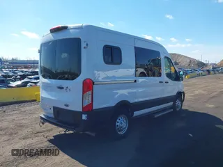 2023 Ford Transit z VIN 1FTYE2C84PKB90935, wystawiony jako IAAI lot #41649489 z przebiegiem 3 272 mil mil oraz . Historia ofert i sprzedaży dostępna na DreamBid. Obrazek 4.